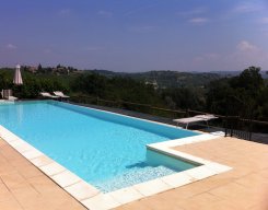 piscina con area relax con pvc color sabbia